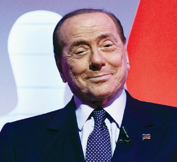 Berlusconi, in vendita i cimeli del Cavaliere. Dagli autografi al cd con Apicella ecco quanto costa avere un “pezzo” di Silvio