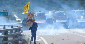Copertina di No Tav, la polizia ferma il corteo dei manifestanti francesi contrari all’alta velocità: sassaiola e lanci di lacrimogeni (video)