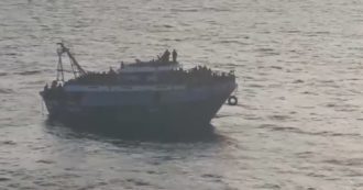 Copertina di Naufragio in Grecia, il video del peschereccio fermo nel mare calmo che contraddice la versione della Guardia costiera
