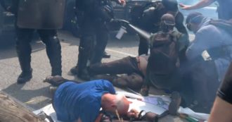 Copertina di No Tav, tensioni e scontri con la polizia in val Maurienne. Agente spruzza spray urticante sui manifestanti a terra (video)