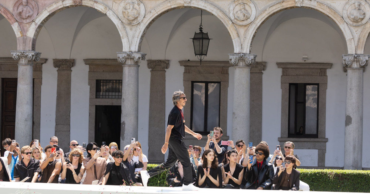 Valentino Narratives, “maschi divisi negli stereoptipi di ‘machismo’ o ‘sensibilità’ ma si può essere liberi di mettere una gonna sotto giacca e cravatta”: così Pierpaolo Piccioli