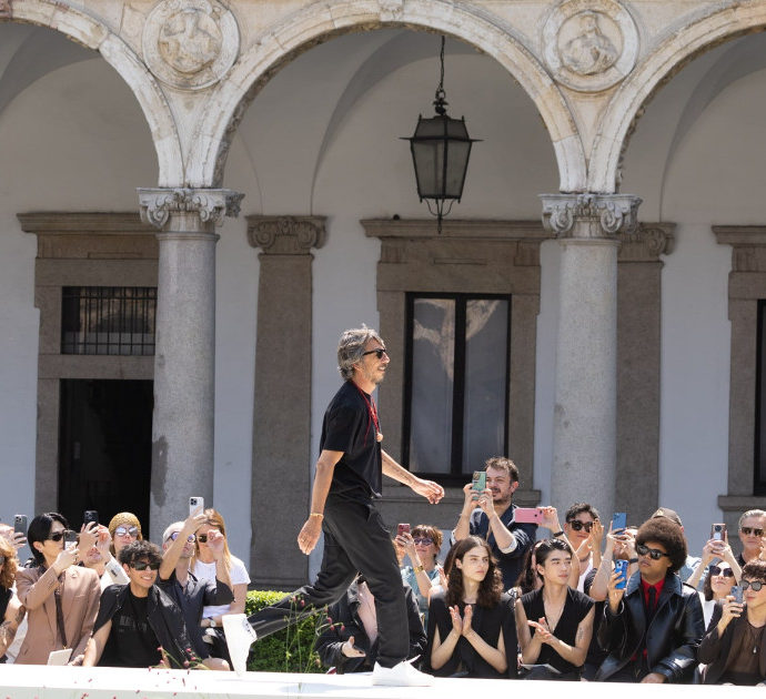 Valentino Narratives, “maschi divisi negli stereoptipi di ‘machismo’ o ‘sensibilità’ ma si può essere liberi di mettere una gonna sotto giacca e cravatta”: così Pierpaolo Piccioli