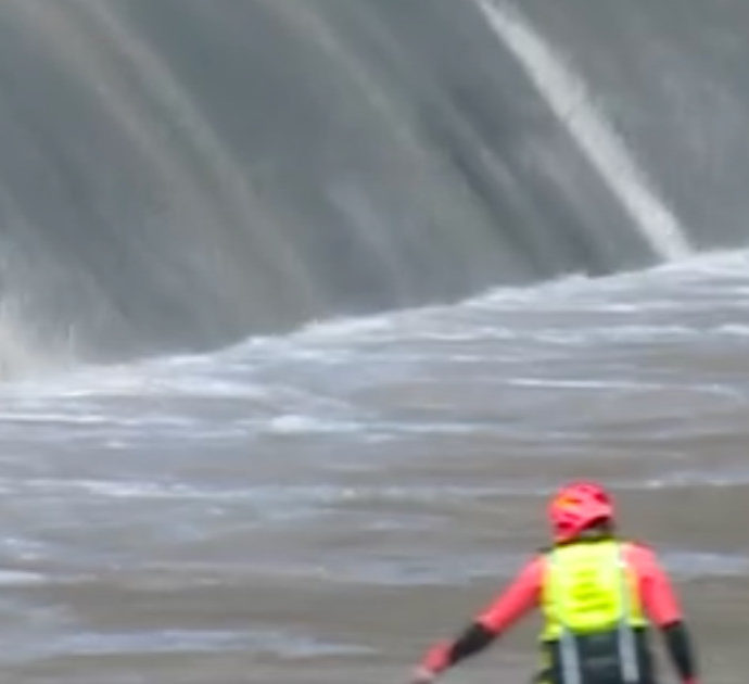 Diciottenne disperso nel fiume Secchia, un amico lo riprendeva con lo smartphone per un gioco: “Si è tuffato tre volte”