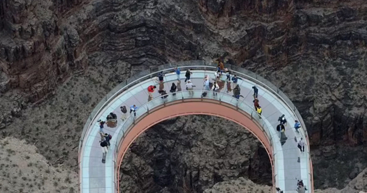 Si sporge troppo e cade nel vuoto da un ponte di vetro e precipita per oltre mille metri: morto un turista nel Grand Canyon National Park