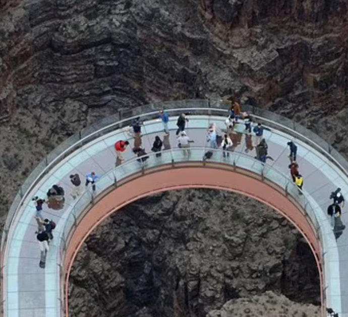 Si sporge troppo e cade nel vuoto da un ponte di vetro e precipita per oltre mille metri: morto un turista nel Grand Canyon National Park