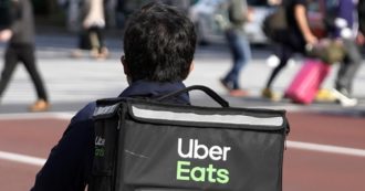 Copertina di Uber Eats lascia l’Italia, il sindacato Slang Usb annuncia assemblee pubbliche a Milano e a Torino: “Lavoratori scaricati con una mail”
