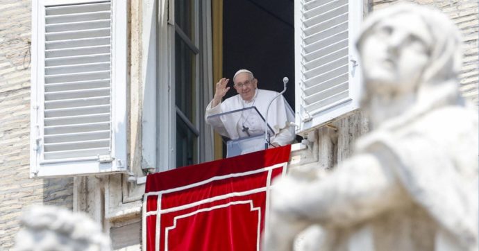 Papa Francesco, primo Angelus dopo l’intervento all’addome: “Dolore per le vittime del naufragio in Grecia, il mare era calmo”