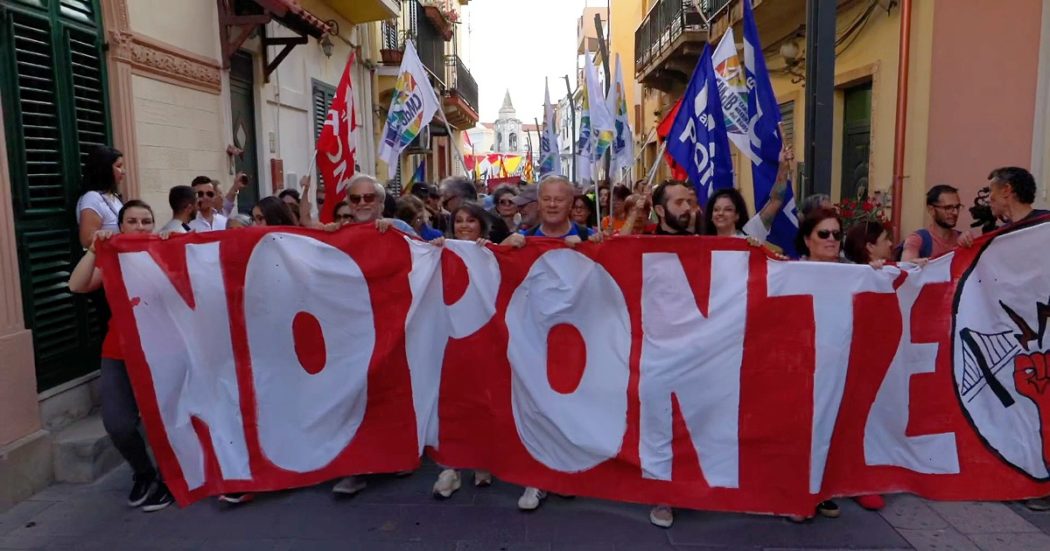 Manifestazione No Ponte a Messina: “Non abbiamo bisogno di un ponte che devasta il territorio, la terra è nostra e la difenderemo”