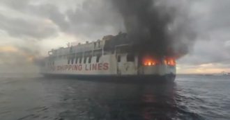 Copertina di Filippine, in fiamme traghetto con 120 persone a bordo. Soccorso dalla guardia costiera: salvi i passeggeri (video)