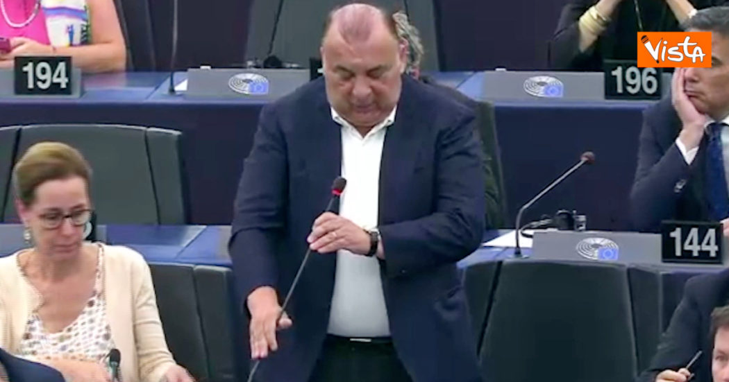 L’intervento tra le lacrime dell’eurodeputato di Forza Italia che ricorda Berlusconi: “Fieri di lui” – Video