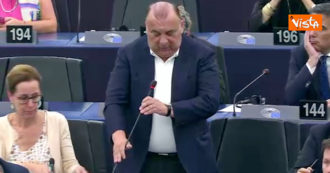 Copertina di L’intervento tra le lacrime dell’eurodeputato di Forza Italia che ricorda Berlusconi: “Fieri di lui” – Video