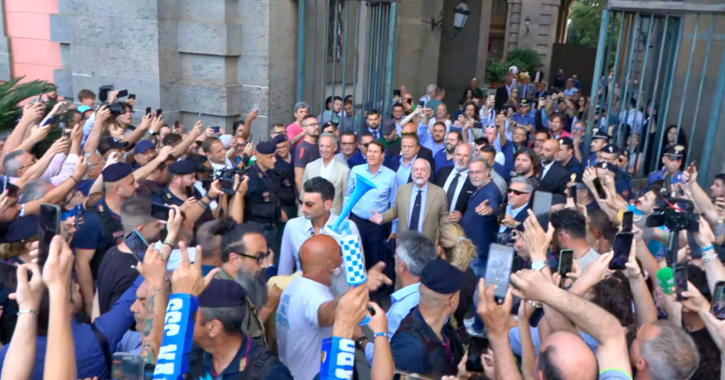 Rudi Garcia a Napoli, i tifosi in delirio per il nuovo allenatore. Poi i cori per De Laurentiis: “Sei il miglior presidente della storia”