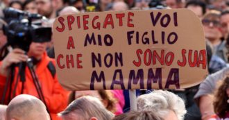 La procura di Padova impugna 33 atti di nascita: “Rettificare cognome e cancellare quello della seconda mamma”