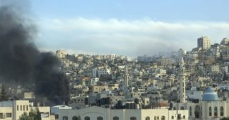 Copertina di Blitz israeliano a Jenin con elicotteri e mezzi blindati: almeno 5 vittime e 60 feriti. Colpito anche un giornalista