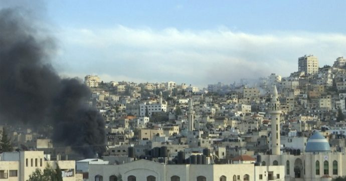 Blitz israeliano a Jenin con elicotteri e mezzi blindati: almeno 5 vittime e 60 feriti. Colpito anche un giornalista