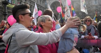 Copertina di Bambini con due mamme, pm: “Atti di nascita illegali”