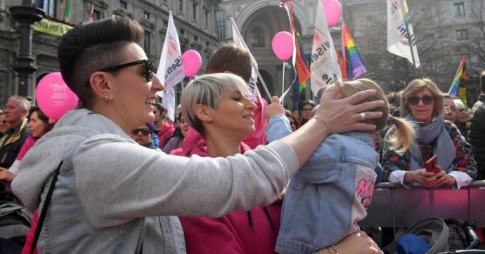 Bambini con due mamme, pm: “Atti di nascita illegali”