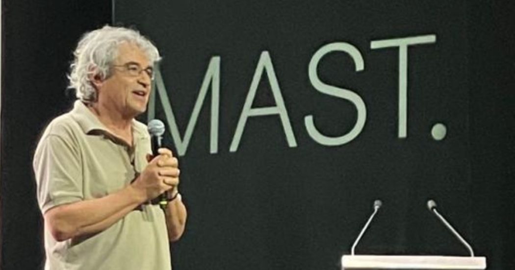 Buchi bianchi, Carlo Rovelli e la lezione di fisica e filosofia dal vivo che incanta: “Alieni? Sciocchezze. Il mondo è ben più strano e misterioso di queste cose”
