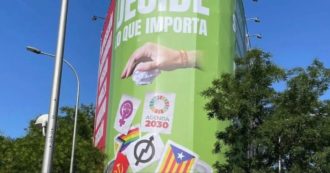 Copertina di La bandiera Lgbtq+ come spazzatura, cartellone elettorale shock di Vox in Spagna: “Hanno un progetto di odio”