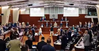 Copertina di Il Consiglio regionale della Lombardia ricorda Berlusconi, il M5s abbandona l’Aula in segno di protesta: “Basta strumentalizzare”