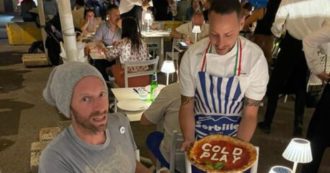 Copertina di Chris Martin passeggia sul lungomare di Napoli, poi la pizza da Gino Sorbillo: il cantante dei Coldplay non passa inosservato