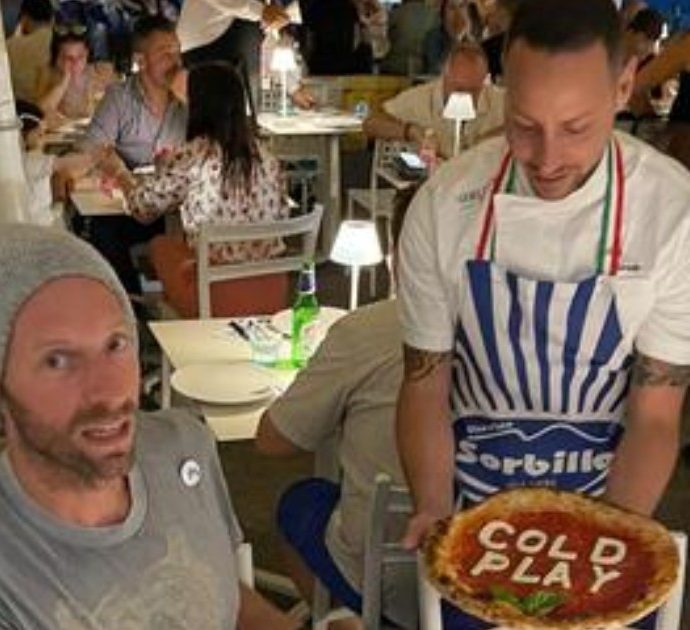 Chris Martin passeggia sul lungomare di Napoli, poi la pizza da Gino Sorbillo: il cantante dei Coldplay non passa inosservato