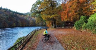 Copertina di Il turismo in bici aumenta, iniziative e percorsi da non perdere