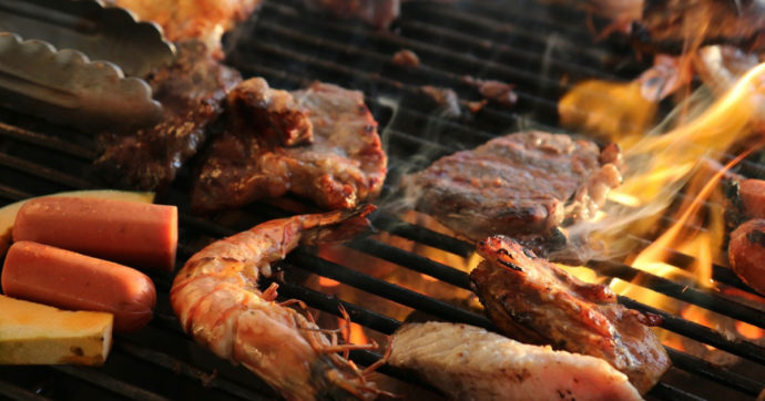 “Le diete iperproteiche fanno pesanti danni collaterali e hanno benefici irrisori. Mangiare troppa carne fa invecchiare prima e aumenta il rischio di tumori”: l’allarme di Valter Longo