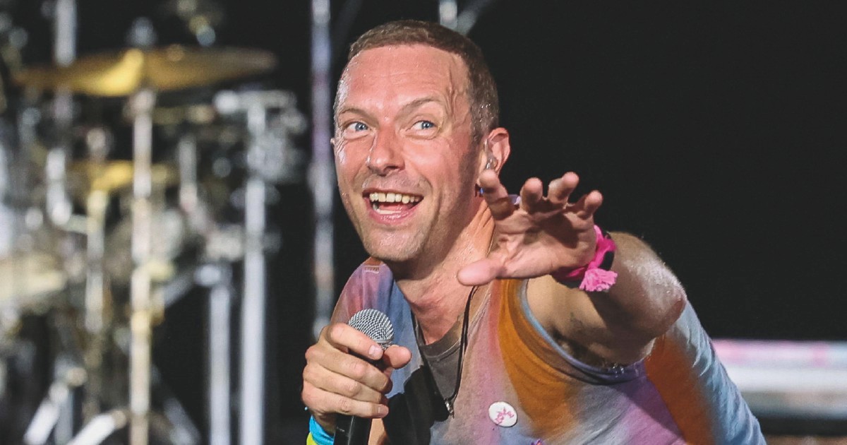 chris martin dopo il caso degli amanti beccati dalla kiss cam lancia un severo avvertimento ai fan