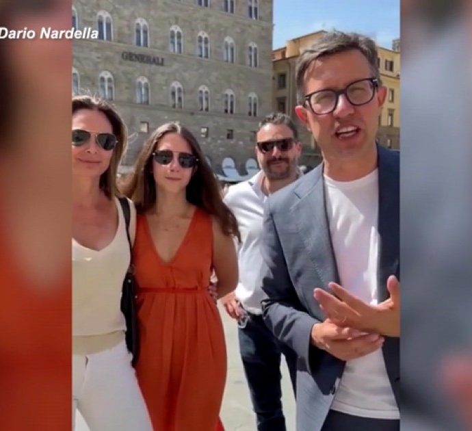 Le note di Francesco Nuti risuonano in piazza della Signoria a Firenze: l’omaggio di Nardella all’attore e regista – Video