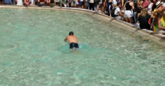 Copertina di Si tuffa nella Fontana di Trevi e nuota come fosse in piscina: interviene la polizia
