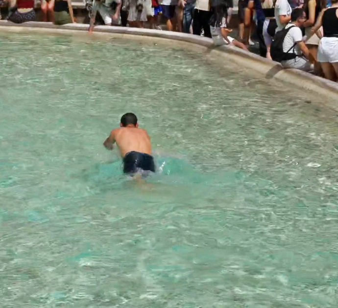 Si tuffa nella Fontana di Trevi e nuota come fosse in piscina: interviene la polizia