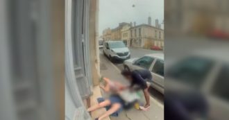 Copertina di Aggredisce nonna e nipotina e le sbatte a terra, poi fugge: il video della violenza a Bordeaux. Il prefetto: “Arrestato un sospetto”