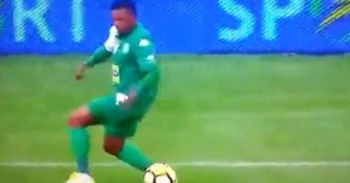 Domeniche bestiali – Balla col pallone mentre la sua squadra perde: l’arbitro lo ammonisce