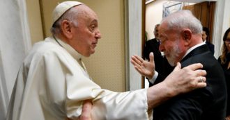 Copertina di Il Papa dice:  “La pace è fragile”. E gli dà lo stesso dono di Zelensky