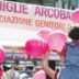 Copertina di Un bimbo, una mamma e due papà: a Bari una sentenza riconosce tre genitori. È la prima volta in Italia