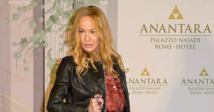 Copertina di Frida Giannini: “Con l’omaggio a Berlusconi ci siamo fatti ridere dietro dal mondo…”