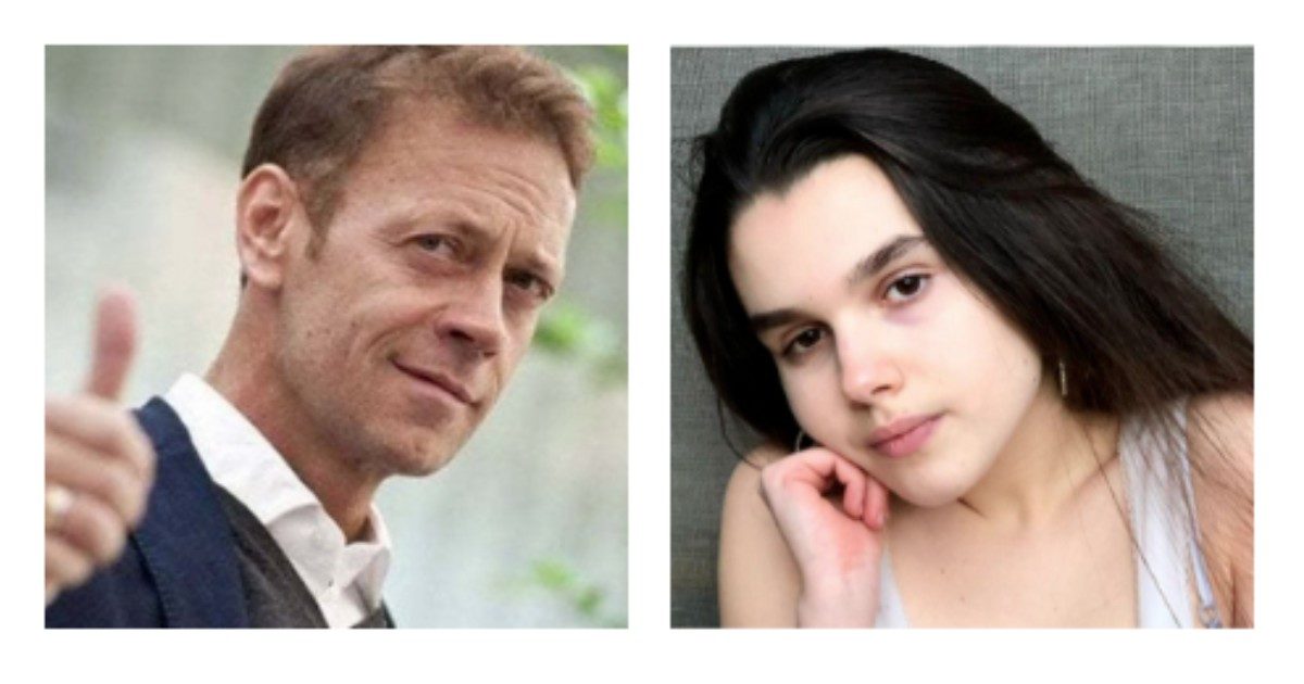 Rocco Siffredi parla di MariaSofia Federico sul set: “Credo sia Valentina Nappi in miniatura. Guardatela bene! E al padre dico: stia tranquillo che qua non scop*”