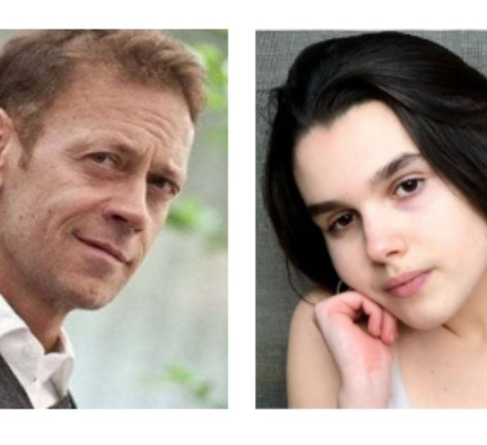 Rocco Siffredi parla di MariaSofia Federico sul set: “Credo sia Valentina Nappi in miniatura. Guardatela bene! E al padre dico: stia tranquillo che qua non scop*”