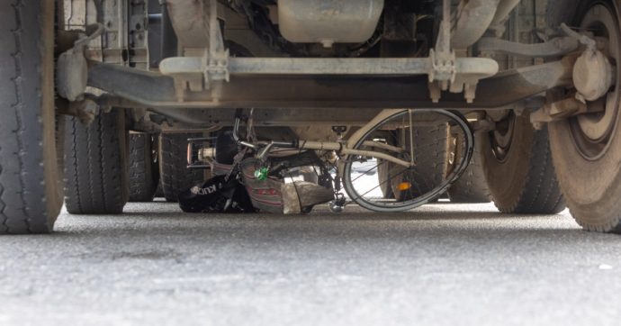 Una betoniera travolge e uccide una donna in bicicletta a Milano: è il secondo incidente mortale in poco più di un mese