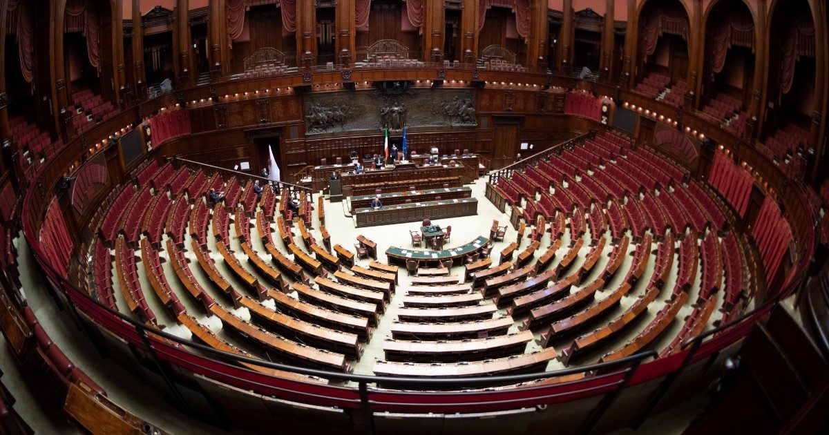 Mes, la maggioranza diserta la commissione e il testo passa con i voti di Pd e Iv-Azione. Schlein: “Governo fantasma”. Conte: “Sono allo sbando”