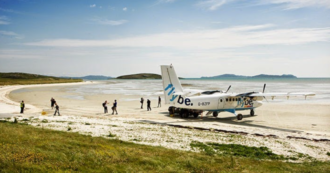 Copertina di L’aeroporto sulla piccola isola (con pista di atterraggio sulla sabbia) cerca personale: ecco dove si trova