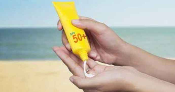 I pediatri lanciano l’allarme: “Non usate creme solari con ossibenzone sui bambini”. Ecco come riconoscerle e i rischi per la salute