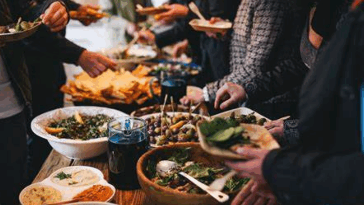 “Mia nuora viene a mangiare da me ma non tocca cibo, e anzi lo copre con un tovagliolo. Ho preso una decisione ma mio figlio…”, la storia è virale su Reddit