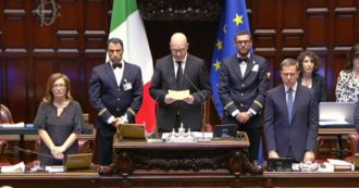 Copertina di Anche la Camera beatifica Silvio Berlusconi, il discorso del presidente Fontana e 5 minuti di applausi danno il via alla commemorazione