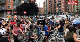 Copertina di Donna in bicicletta uccisa, i ciclisti bloccano il traffico in piazza Durante: “Strage silenziosa, Milano non ci considera. Subito provvedimenti”
