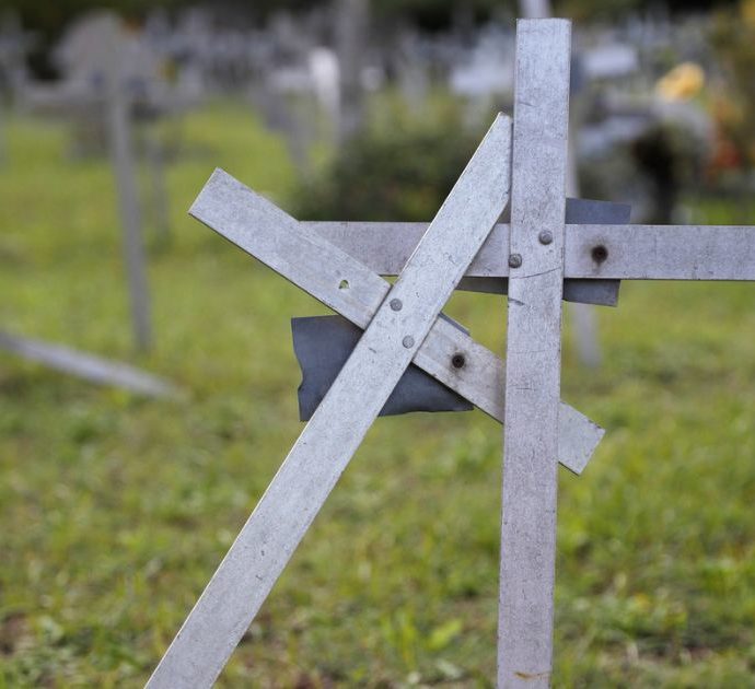 Uomo finge di morire per fuggire dalla moglie e incontrare l’amante: scoperto e condannato a 89 giorni di carcere. Risarcimento di 30mila dollari alla polizia