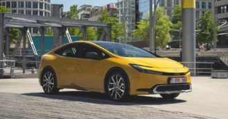 Copertina di Prius è sempre prima: la quinta versione ha il look da berlina svelta