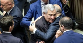 Copertina di Tajani si fa “re”, la Camera (senza Marta) omaggia B.