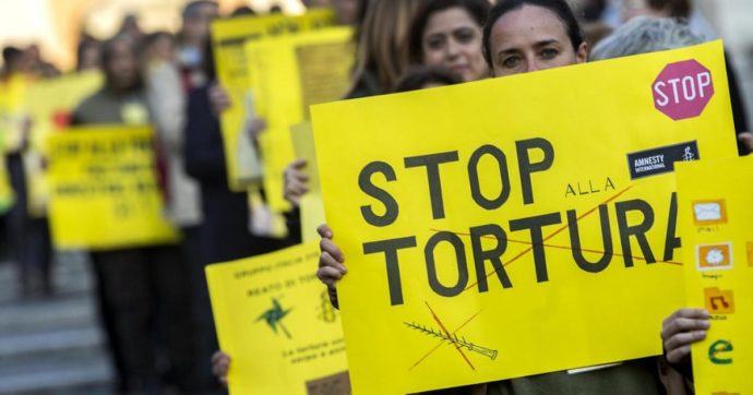 Modificare il reato di tortura renderebbe l’Italia il primo Paese a fare dietrofront